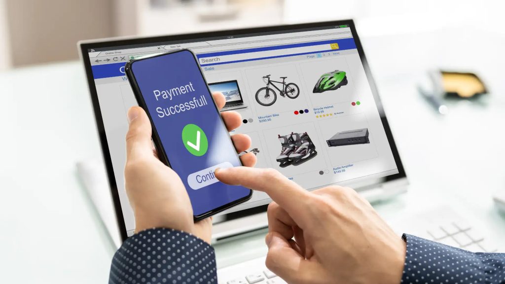 Людина підтверджує покупку в інтернет-магазині через мобільний телефон